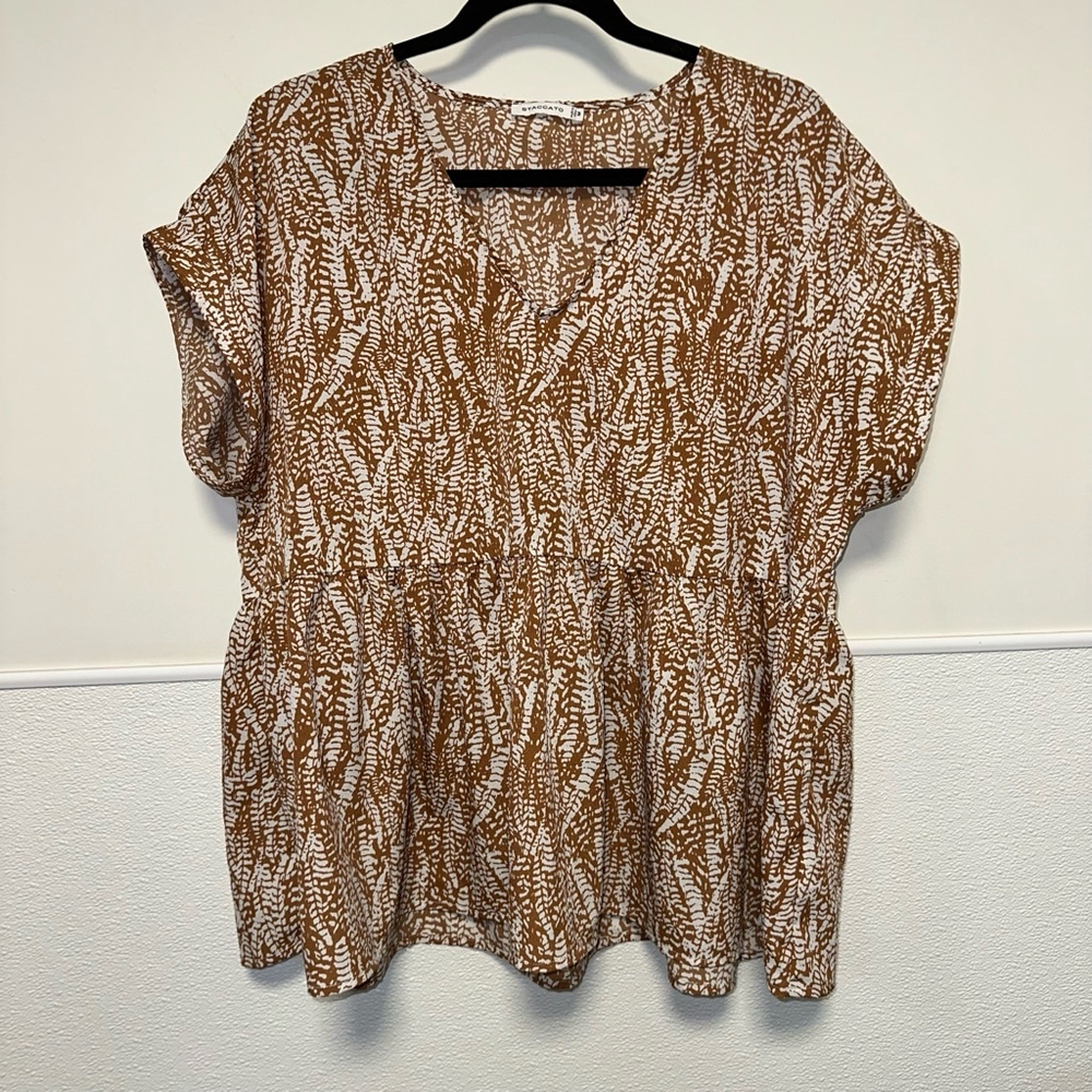 Women's Staccato Brown & White Print Top Size Medium Ruffle Bottom V-neck Blouse - Picture 1 of 8